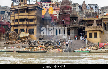 .Manikarnika Ghat è uno dei la più santa tra le sacre riverfronts,a fianco del fiume Gange. Si ritiene che un uomo morto di anima trova salvatio Foto Stock