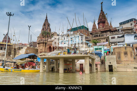 .Manikarnika Ghat è uno dei la più santa tra le sacre riverfronts,a fianco del fiume Gange. Si ritiene che un uomo morto di anima trova salvatio Foto Stock