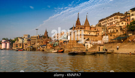 .Manikarnika Ghat è uno dei la più santa tra le sacre riverfronts,a fianco del fiume Gange. Si ritiene che un uomo morto di anima trova salvatio Foto Stock