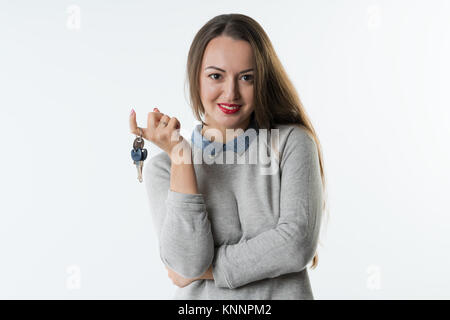 Sorridente donna di affari o agente immobiliare che mostra i tasti Foto Stock