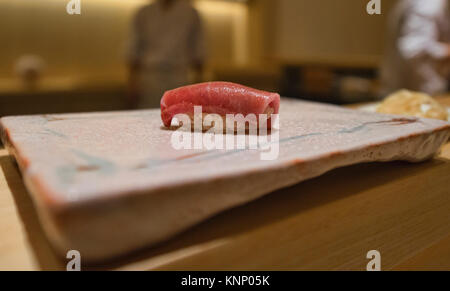 Akami tonno al un omakase ristorante di sushi Foto Stock