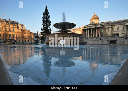 La formazione di ghiaccio nel fontane in Trafalgar Square, Londra, come la Gran Bretagna ha avuto la sua notte più freddi dell'anno con vaste aree del paese che cadono al di sotto di congelamento - con ai -13 °C (8.6F) registrate nello Shropshire. Foto Stock