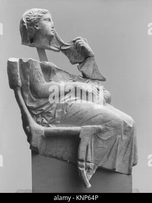 Questo frammento di stele di marmo attico greco, datato ca. 400–375 a.C., raffigura una donna seduta che tiene un bambino. La scultura, misura 33 1/8" (84,2 cm) di altezza, fa parte del periodo classico ed è ospitato al Metropolitan Museum of Art di New York. Acquisita attraverso il Rogers Fund nel 1952. Foto Stock