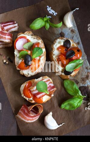 Bruschetta con pancetta e pomodoro Foto Stock