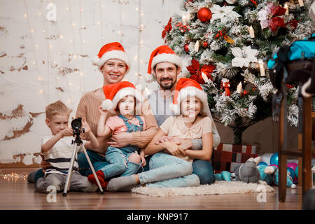 Nuovo Anno di immagine dei genitori, due figlie e il figlio con telescopio Foto Stock