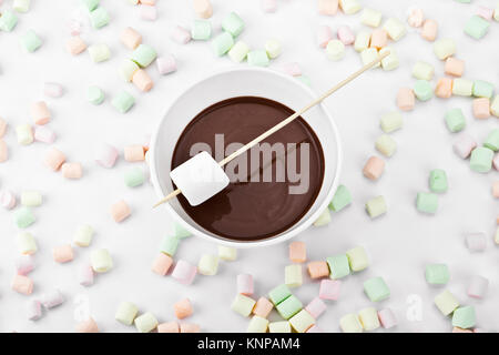 Marshmallow in stick e cioccolato fuso Foto Stock