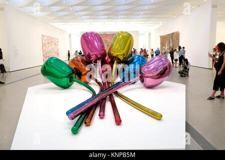 Jeff Koons Tulip flower scultura all interno di una galleria nel vasto Museo nel centro cittadino di S Grand Avenue di Los Angeles, la California USA KATHY DEWITT Foto Stock