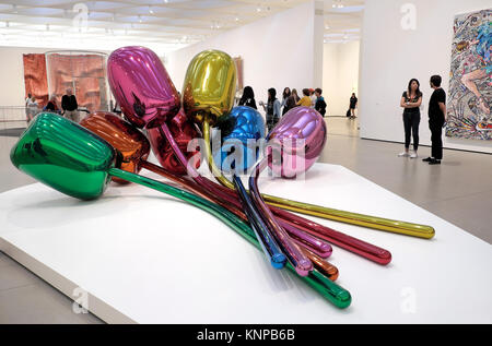 Jeff Koons Tulip flower scultura all interno di una galleria nel vasto Museo nel centro cittadino di S Grand Avenue di Los Angeles, la California USA KATHY DEWITT Foto Stock