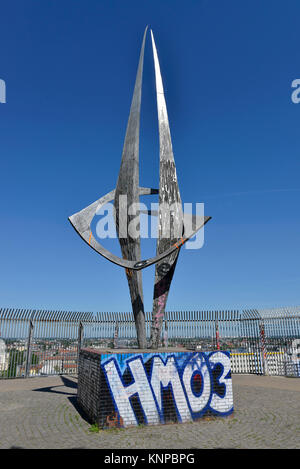Un monumento al tedesco reunion, anti-aerei tower, parco nazionale di Humboldt's grove, sorgente minerale, medio, Berlino, Germania, Denkmal zur Deutschen Wi Foto Stock