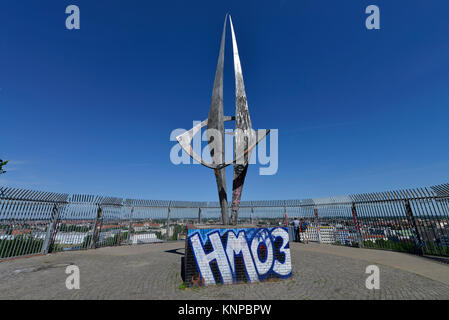 Un monumento al tedesco reunion, anti-aerei tower, parco nazionale di Humboldt's grove, sorgente minerale, medio, Berlino, Germania, Denkmal zur Deutschen Wi Foto Stock