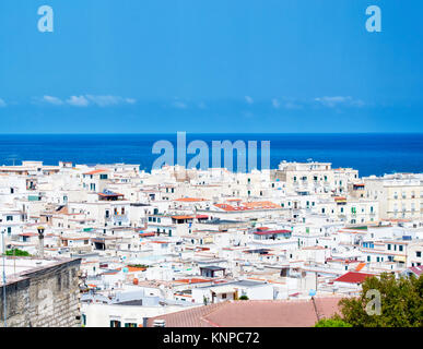 Le case bianche della città mediterranea di Vieste e Gargano in Puglia, Italia. per viaggi e turismo concept Foto Stock