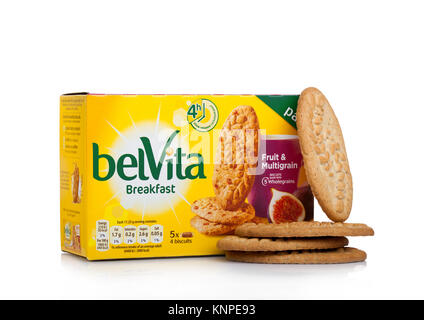 LONDON, Regno Unito - 7 dicembre 2017: belVita Colazione Frutta & Multigrain su sfondo bianco. belVita biscotti sono realizzati con cereali integrali che forniscono quattro h Foto Stock