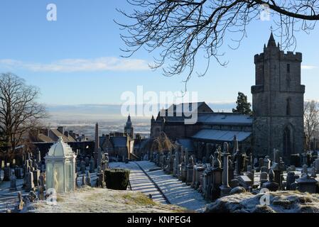 Rude santa chiesa e cimitero che si affaccia le pianure alluvionali di Stirlingshire, Scotland, Regno Unito Foto Stock