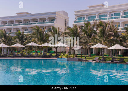 MUI NE, VIETNAM - Marzo 22, 2017. Mui Ne spiaggia di sabbia bianca, resort di lusso con piscina, Vietnam. Asia Foto Stock