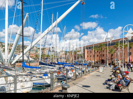 Yacht ormeggiati nel Porto Antico di Genova, Italia Foto Stock