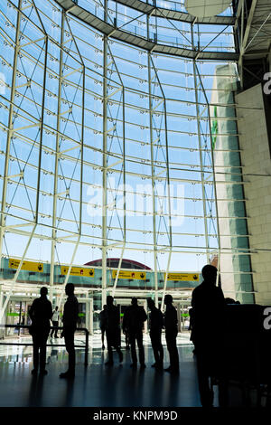 Bella piscina riprese diurne dell aeroporto di Lisbona finestra anteriore sulla luminosa giornata estiva Agosto 2017 Foto Stock