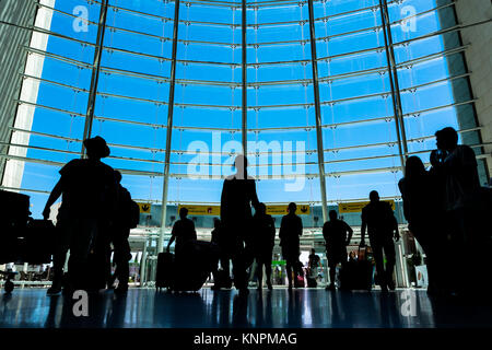 Bella piscina riprese diurne dell aeroporto di Lisbona finestra anteriore sulla luminosa giornata estiva Agosto 2017 Foto Stock