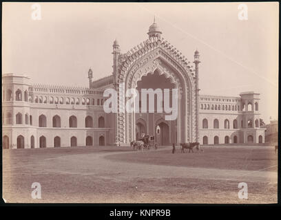Rumi Darwaza, nota anche come porta turca, è una porta monumentale a Lucknow, in India. Costruito nel 1784 da Nawab Asaf-ud-Daula, è alto 60 metri ed esemplifica l'architettura Awadhi. La porta è stata modellata sulla Sublime porta di Istanbul, Turchia, e serviva da ingresso al complesso Bara Imambara. Foto Stock