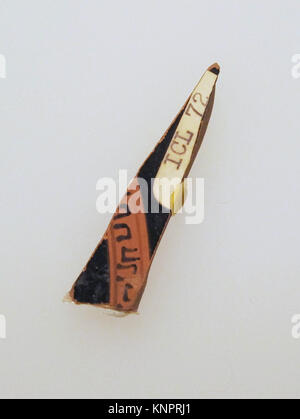 Frammento frontale di un kylix di terracotta, antica tazza greca per bere, che mostra la ciotola e parte del bordo, parte della collezione del Metropolitan Museum of Art. Foto Stock