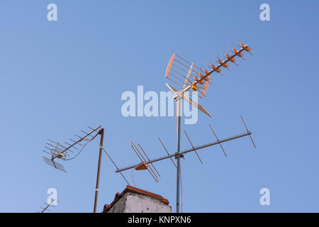 Telecomunicazioni Antenna sul tetto della casa Cielo di tramonto dispositivo di tecnologia Foto Stock