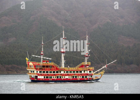 Pirata nave turistica in una nebbiosa Lago Hakone in Giappone Foto Stock