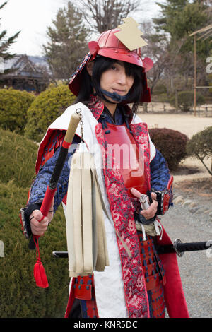 Il Castello Matsumoto è uno del Giappone del premier castelli storici. Una guida è raffigurato indossando vestiti tradizionali all'ingresso. Foto Stock