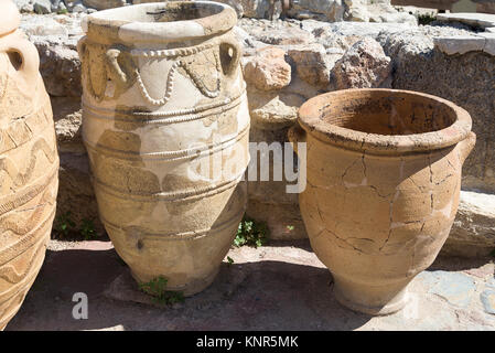 Vecchi vasi di argilla, conservate da tempi antichi in Creta 