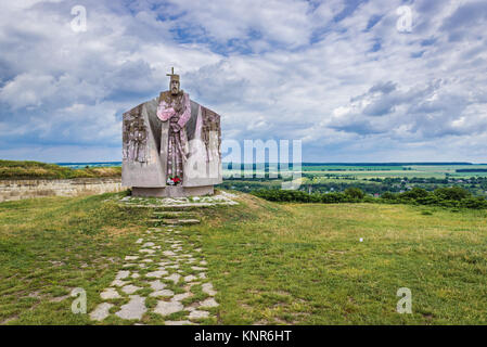 Monumento a Petro Konashevych-Sahaidachny, Hetman di ucraini cosacchi Zaporozhian accanto alla fortezza in città Khotyn, Ucraina occidentale Foto Stock