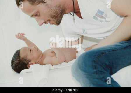 Vater mit Baby - padre con bambino Foto Stock