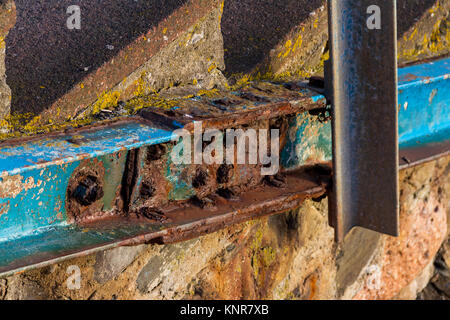 Rusty verniciato blu ringhiere sul lungomare, Meadfoot, Torquay, Devon Foto Stock