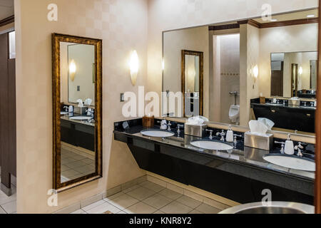 Interno del pubblico maschile di bagno o servizi igienici in un hotel di lusso, il Renaissance Hotel e Spa in Montgomery, Alabama, Stati Uniti d'America. Foto Stock