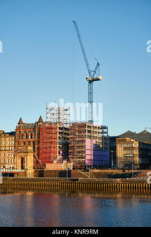 Glasgow, Regno Unito, 30 novembre 2017, la costruzione di nuovi alloggi per studenti nel centro della città di Glasgow, direttamente sul fiume Clyde. Foto Stock