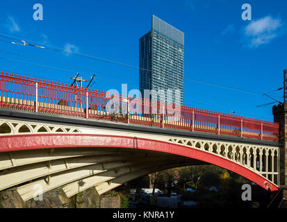 Victorian arcuata di ponte ferroviario sulla Rochdale Canal, con la Beetham Tower dietro. Castlefield, Manchester, Regno Unito Foto Stock