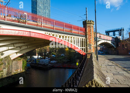 Victorian arcuata di ponte ferroviario sulla Rochdale Canal, con la Beetham Tower dietro. Castlefield, Manchester, Regno Unito Foto Stock