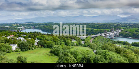 Menai Strait mostra entrambi i ponti, sospensione di Menai Bridge e Britannia Bridge, Angelsey, Galles Foto Stock