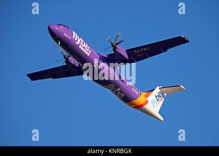 Flybe ATR 72 aereo di linea EI-FMJ operato da Stobart Air decollando dall'aeroporto di Londra Southend, Essex. Schema viola Foto Stock