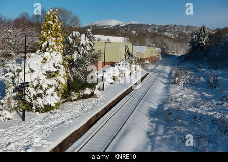 Coperta di neve dalla stazione ferroviaria di Colwall, Herefordshire, con il Worcestershire Beacon in background Foto Stock