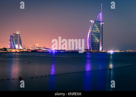 Dubai, UAE, 7 Giugno 2016: vista del mondo il famoso Burj Al Arab e la Jumeirah Beach Hotel di notte Foto Stock