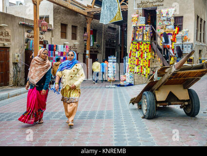 Dubai, UAE, 29 gennaio 2016: Strada dello Shopping a Dubai Suk di tessili a Bur Dubai Foto Stock