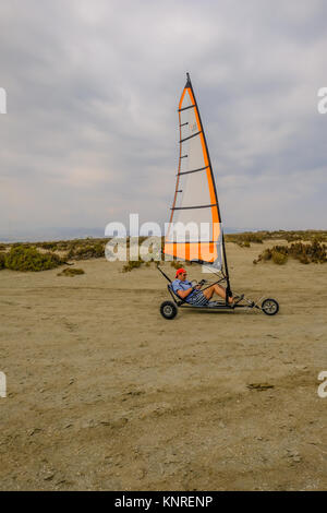 Lady's Mile, Limassol, Cipro - 29 Settembre 2017: Sail carrello viaggia attraverso il secco Salt Lake. Shot presi su un nuvoloso giorno. Foto Stock