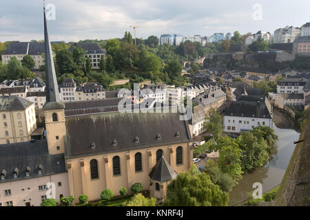 Città Luxemburg, Lussemburgo. Vista pittoresca del fiume Alzette con la chiesa di San Giovanni al Grund in primo piano. Foto Stock