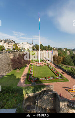 Città Luxemburg, Lussemburgo. Vista pittoresca dei giardini di Piazza della Costituzione, con il monumento du souvenir in background. Foto Stock