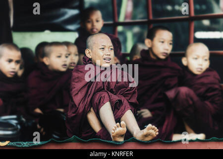 Monaci in attesa di cibo in Myin Ka Bar, Bagan, Myanmar, Asia Foto Stock