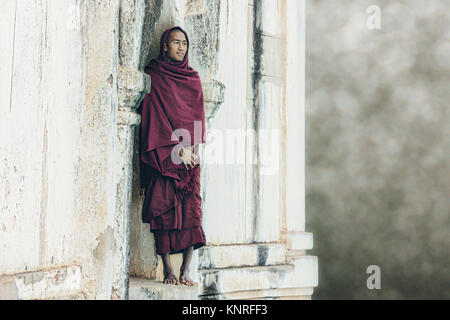 Monaci in attesa di cibo in Myin Ka Bar, Bagan, Myanmar, Asia Foto Stock