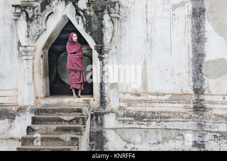 Monaci in attesa di cibo in Myin Ka Bar, Bagan, Myanmar, Asia Foto Stock