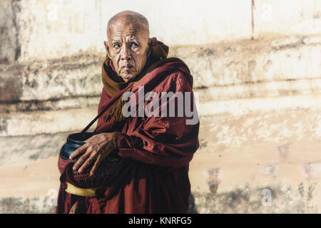 Monaci in attesa di cibo in Myin Ka Bar, Bagan, Myanmar, Asia Foto Stock