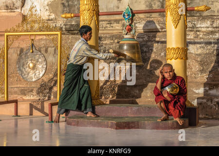 Monaci in attesa di cibo in Myin Ka Bar, Bagan, Myanmar, Asia Foto Stock