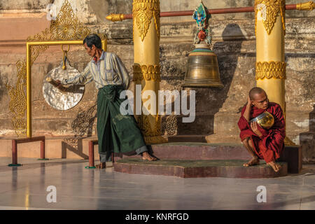 Monaci in attesa di cibo in Myin Ka Bar, Bagan, Myanmar, Asia Foto Stock