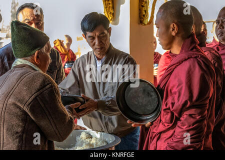 Monaci in attesa di cibo in Myin Ka Bar, Bagan, Myanmar, Asia Foto Stock