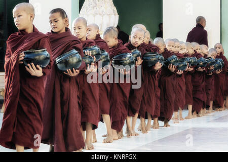 Monaci in attesa di cibo in Myin Ka Bar, Bagan, Myanmar, Asia Foto Stock